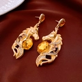 Dettaglio orecchini vintage a testa di cavallo dorati con ambra e cristalli brillanti - Oro-Giallo