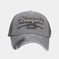 Dettaglio del cappellino grigio lavato con ricamo Newyork 1985 e stampa squalo - Regolabile / Grigio