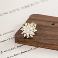 Clou d'oreille flocon doré avec zircone cubique sur une surface en bois rustique - Style Flocon de Neige Doré (DZ014-2#)