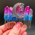 Handgefertigter Haarkamm mit rosa blauen Kristallen und silbernen Mond Stern Anhängern - Violettblauer Kristall + Mond + Sterne