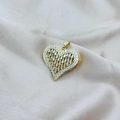 Dettaglio di un ciondolo a cuore dorato con zirconi incastonati su seta morbida - Stile Lussuoso Zircone Rettangolare Griglia
