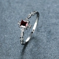 Eleganter Silberring mit quadratischem rotem Stein und funkelnden Akzenten - US 7 / Platiniert Roter Zirkonia