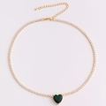 Dettaglio della collana placcata oro con ciondolo a cuore in zircone e chiusura a moschettone - Oro Zirconia Verde