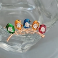 Détail de cinq oiseaux colorés en émail avec strass scintillants sur une branche dorée - Combo Rouge