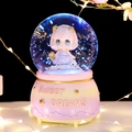Palla di cristallo musicale lavanda con ragazza cartoon e goffratura Sweet Dreams - Grande 100mm Rotazione+Neve+Musica / 2118 Ragazza Anime in Abito Viola