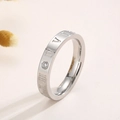 Dettaglio dell'anello in acciaio al titanio argento con numeri romani e diamante - US 6 / Argento