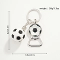 Detailansicht der Maße 8x6,8 cm vom Fußball Schlüsselanhänger mit Flaschenöffner - Fußball-Stil (2足球)