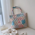 Dettaglio ravvicinato di borsa trapuntata in patchwork di cotone a fiori freschi - Blu Rosso Beige Quadri Grandi Floreale