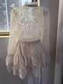Completo due pezzi in pizzo beige con maniche a sbuffo, collo alto e gonna a balze - S / Foto Reale / Bianco Sporco