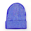 Dettaglio del berretto in maglia blu reale con strass colorati e ampio bordo risvoltato - L (58-60 cm) Elastico / Blu Reale (Strass Colore AB)