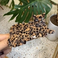 Detalle de una pinza para el cabello con estampado de leopardo hecha de resina y diseño - Leopardo de Gelatina de Café Tumbado