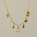 Dettaglio della collana marina placcata oro 18k con perla stella marina e ciondolo D - Lettera D