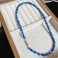 Collana di perle unica con pietre blu materiche e piccole perle di colore rosso scuro - Blu-Rosso