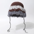 Cappello invernale in maglia con bordo in ecopelliccia e lacci intrecciati alla moda - Taglia unica / Caffè Patchwork