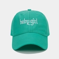 Detail der minzgrünen Baumwoll-Basecap mit weißer Baby Girl Schriftstickerei - Verstellbar / Blaugrün
