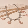 Detalle de un elegante collar plateado con brillantes colgantes de cristal rosa - Plata (Con Colgante de Gota Rosa)