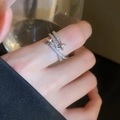 Détail de la bague étoile en argent avec pavé de zircones et structure croisée double - Étoile (1#) / Argent