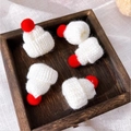Dettaglio di 5 mini cappelli di Natale bianchi a maglia con pompon rossi su vassoio legno - Cappello di Natale Bianco 1PZ