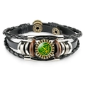 Détail du bracelet multicouche en cuir avec perles et médaillon en écriture arabe - Croissant de Lune Étoile