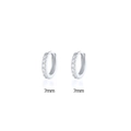 Detalle de pendientes huggie de 7mm con micro pavé de circonitas de estilo minimalista - Interior 7mm / Oro Blanco