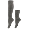 Detalle de la textura de punto acanalado grueso gris oscuro de los calcetines largos - gris oscuro