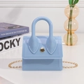 Mini-Handtasche aus blauem PVC mit goldener Kette und gewebter Klappenstruktur - Blau