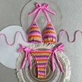 Dettaglio del bikini all'uncinetto con motivo chevron colorato e laccetti laterali - S / Righe Rosa