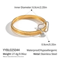 Detail van de gelaagde 18K vergulde roestvrijstalen armband met een zilveren hart hanger - Goud Zilver Tweekleurige Drievoudige Ring Hart Stijl (YYBL025044)