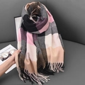 Britischer Karo-Schal aus Kaschmirimitat in Rosa und Beige mit weichen Fransenakzenten - Rosane Schwarz