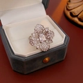 Detailaufnahme eines floralen Silberrings mit rechteckigem Edelstein in blauer Box - Ring / Silber