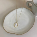 Collier doré avec pendentif ovale en nacre sur une élégante assiette en céramique - Or 14K Nacre Style Ovale