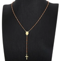 Collar de rosario dorado con cuentas rojas y colgante de cruz en busto de modelo - Estilo Rojo Anaranjado (KN226280-HDJ)