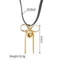 Detail der 18K Gold Bogenschleife Kette mit Herzanhänger und Lederband Maßen - Gold Herz Schleife Choker