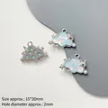 Dettaglio macro del ciondolo a nuvola con opale e perle per creazione gioielli fai da te - Nuvola Blu