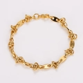 Details des vergoldeten Gliederarmbands mit gemischten Ketten und Karabinerverschluss - Gold