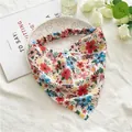 Détail du bandana triangle à fleurs avec bande élastique pour coiffure de femme - Fleurs Rouges
