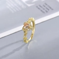 Eleganter vergoldeter Ring mit herzförmigem Citrin und kleinen floralen Akzenten - Einstellbar Offen / Gold