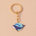 Dettaglio portachiavi a balena con strisce blu glitterate e anello in metallo dorato - Squalo