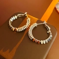 Vue détaillée de boucles d'oreilles créoles argentées avec pavé de zircons et perles en métal - Style Rétro Pavé Zircone / Argenté