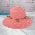 Dettaglio del cappello di paglia rosa con perline colorate e accenti floreali - M（56-58cm） / Rosa