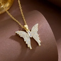 Elegante collana a farfalla dorata con ciondolo in zircone su espositore per gioielli - Stile Placcato Oro di Lusso