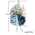 Eleganter blauer Rosen-Anstecker mit Goldblättern und weißer Perle für Hochzeiten - Nebelblauer Ansteckstrauß