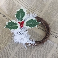 Couronne de bougie de Noël avec baies rouges et feuilles de houx enneigées sur vigne - Couronne de Vigne en Herbe Blanche 12cm