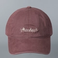 Detailansicht des bestickten Aufnähers auf einer weinroten Vintage-Baumwoll-Baseballkappe - Dunkelrot