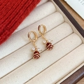 Detail der roten Rosenohrringe mit goldenem Sockel und Zirkon-Blättern in Geschenkbox - Rote Rose Stil (5#)