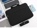 Vista superior del maletín negro para portátil con correa de hombro en un escritorio de oficina - 15.6" / Negro