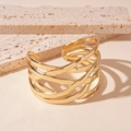 Nahaufnahme der goldenen mehrlagigen Manschettenarmreif mit hochglanzpoliertem Finish - Gold