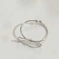 Minimalistischer silberner Schleifenring in offener Form mit polierter Oberfläche - Knoten (Silber)