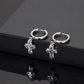 Silberne Kreuz-Ohrringe aus Edelstahl für Damen und Herren mit funkelnden Zirkonia - Creolen mit Zirkonia-Kreuzanhänger