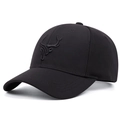 Detalle de gorra de béisbol de sarga de algodón negro con bordado 3D de astas de ciervo - Negro